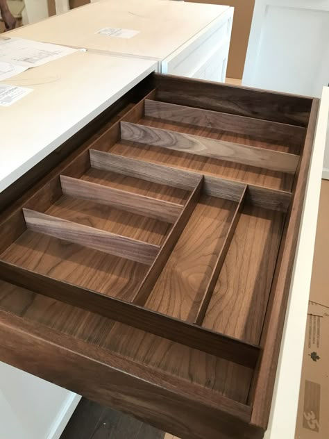 Kitchen Cabinet Spice Pull Out, Modern Walnut Kitchen Cabinets, Kitchens 2023, Modern Walnut Kitchen, Brown Kitchen Ideas, Walnut Kitchen Island, Cutlery Drawer Organization, Drawers Ideas, Walnut Kitchen Cabinets