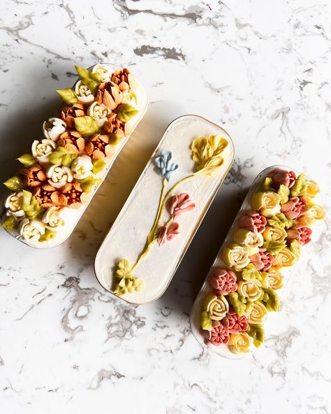 Floral Mini Loaf Cakes 🌺💐 Today I decided to play around with some Russian piping nozzles. They are great for doing floral designs in a much faster and efficient way, rather than hand piping flowers, petal by petal. If you sell your cakes you would have to charge quite a premium for hand piped petal flowers. I piped one cake with piped petals, I love the simplicity of the design. The issue with this cake when I went to eat it, as I bake my sponge cakes up to the top of the tin, was that ... Loaf Cake Decoration, Mini Pan Cakes, Mini Loaf Pan Cakes, Cake Pricing Guide, Floral Piping, Loaf Pan Cake, Mini Loaf Cakes, Piping Nozzles, Piping Flowers