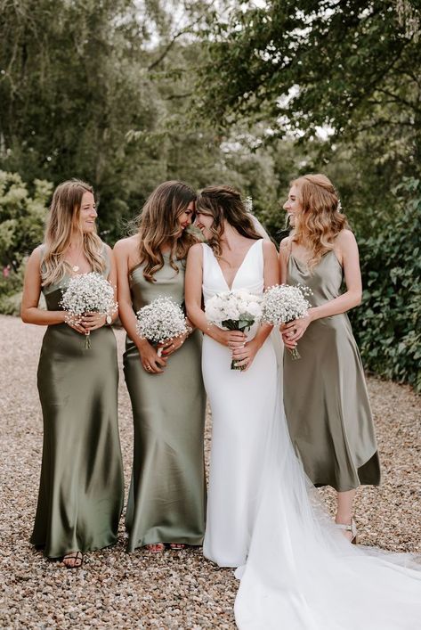 Bridesmaids Photo Ideas, Green Bridesmaids Dresses, Bride And Bridesmaid Pictures, Olive Green Weddings, Bridesmaid Pictures, Sage Green Bridesmaid Dress, Green Themed Wedding, Bride And Bridesmaids, Bridesmaid Colors