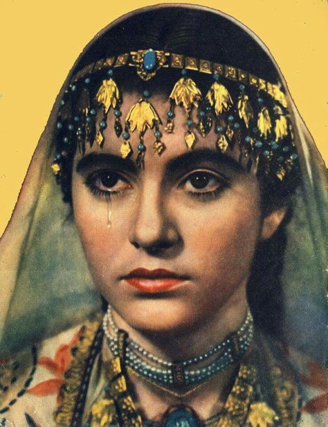 Persian Portrait, Persian Makeup, Qajar Dynasty, Persian Women, Persian Art Painting, Fashion Design Patterns, Iranian Art, Costume Themes, Painting Of Girl