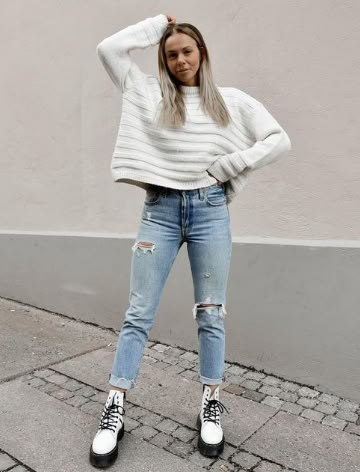 30 Timeless Outfit Ideas With White Combat Boots In 2022 - Hood MWR White Lace Up Boots Outfit, How To Style White Doc Martens, White Dr Martens Outfit, White Combat Boots Outfit, White Docs, Lace Up Boot Outfit, White Lace Up Boots, Combat Boot Outfits, Combat Boot Outfit