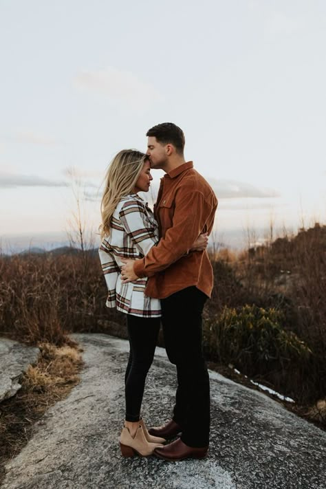 Fall Couple Pictures, Fall Photoshoot Ideas, Portret Feminin, Fall Couple Photos, Fall Photo Shoot Outfits, Fall Engagement Pictures, Engagement Picture Outfits, Carolina Mountains, Cute Engagement Photos