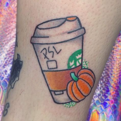 ✩Kassidy Autumn✩ on Instagram: "It’s Pumpkin Spice Latte season 🎃😛 #pumpkin#pumpkintattoo#starbucks#pumpkinspicelatte#coffee#coffeetattoo#halloween#halloweentattoo#fall#colortattoo#legtattoo" Psl Tattoo, Halloween Coffee Tattoo, Pumpkin Tattoo On Knee, Pumpkin Spice Tattoo, Girly Pumpkin Tattoo, Starbucks Tattoo, Pumpkin Spice Doodle, Bestie Tattoos, Apple Tattoo