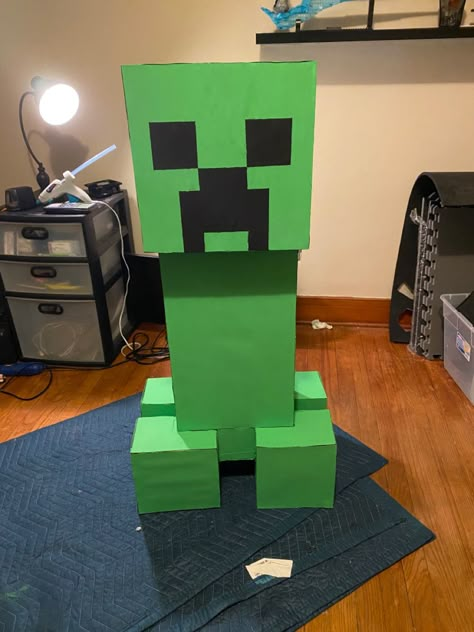 Diy Minecraft Box Characters, Minecraft Box Decorations, Minecraft Boxes Diy, Minecraft Cardboard Crafts, Cardboard Minecraft, Diy Minecraft Decorations, Minecraft Box, Minecraft Diy Crafts, Diy Minecraft Birthday Party