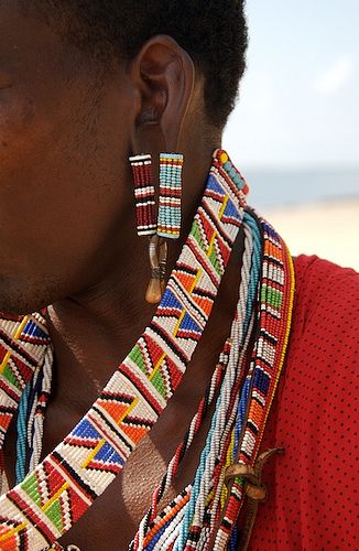 Masai - Lamu is an island off the north coast of Kenya, its an old Swahili trading station, very muslim, and the Masai dont naturally belong there, they only come for the tourists. Love the beadwork though. Masai Tribe, Colorful Necklaces, Costume Africain, Afrikaanse Kunst, African People, African Pattern, Maasai, North Coast, African Beads