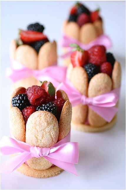 Charlotte Dessert, Oreo Desserts, Dessert Parfait, Small Cakes, Dessert Aux Fruits, Summer Tea, Tea Party Food, Spring Desserts, Summer Dessert Recipes