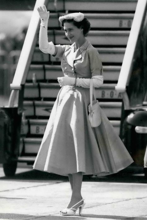 Princess Margaret Young, Prinses Margaret, Princesa Margaret, Margaret Rose, Real Princess, Style Royal, Elisabeth Ii, Fifties Fashion, Princess Elizabeth