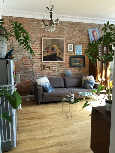 White Brick Living Room, Exposed Brick Living Room, Brick Decoration, Brick Interior Design, Limewash Brick, Nyc Apartment Inspo, Brick Wall Living Room, Interior Design Living Room Warm, Earthy Eclectic