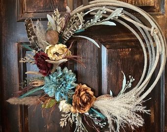 Christmas Western Rope Wreath, Fall Lariat Rope Wreaths, Deer Antler Wreath Christmas, Old Rope Wreath, Diy Lasso Wreath, Fall Rope Wreaths, Lasso Wreath Rustic, Western Wreaths For Front Door Rustic, Rope Wreaths Diy