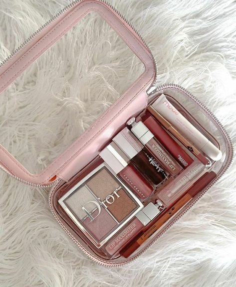 Skincare Organization Ideas, Pink It Girl, Skin Care Oily Skin, Makeup Routine Natural, Clean Girl Aesthetic Makeup, It Girl Makeup, Aesthetic Makeup Bag, Makeup Kit Bag, Dior Lip Gloss