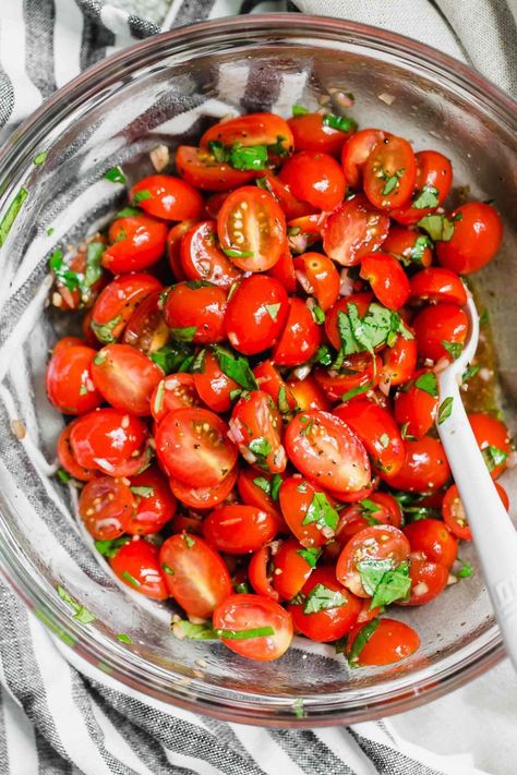 Best Summer Tomato Salad - Tomato Salad Recipe Grape Tomato Salad, Tomato Salad Dressing, Balsamic Vinegar Dressing, Salad With Balsamic Dressing, Cherry Tomato Salad, Potluck Side Dishes, Tomato Salad Recipes, Grape Salad, Vinegar Dressing