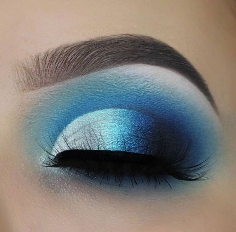 Blue And White Eye Makeup, Blue Eyeshadow Makeup, Makeup Glasses, Lilac Eyeshadow, Maquillage Yeux Cut Crease, Blue Eyeshadow Looks, Revolution Eyeshadow, Party Make-up, Mekap Mata