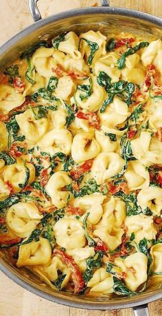 Creamy Tortellini with Mozzarella, Sun-Dried Tomatoes, Basil, and Spinach Tortellini Sauce Recipes, Tomato Pasta Recipe, Spinach Tortellini, Chicken Tortellini, Tortellini Recipes, Tortellini Pasta, Spinach Pasta, Tomato Pasta, Idee Pasto Sano