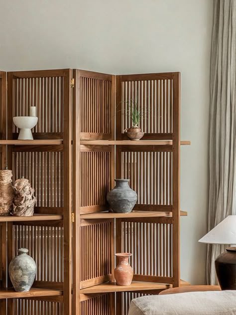 Wooden Home Aesthetic, Wooden Shelves Ideas, Chinese Inspired Interior Design, Asian Style Decor, Foldable Partition Design Living Rooms, Natural Wood Interior Design, Teak Interior Design, Japanese Shelves, Wooden Screen Divider