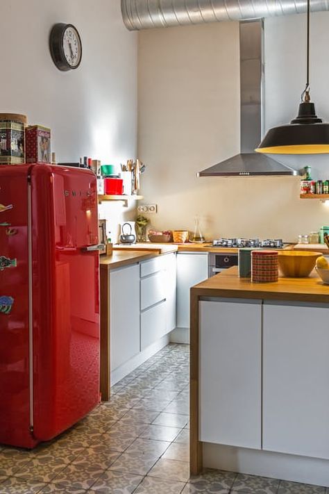 Kitchen Organizer Ideas, Red Refrigerator, Eixample Barcelona, Kitchen Retro, Barcelona Apartment, Organizer Ideas, Stunning Architecture, Small Kitchen Organization, Kitchen Time