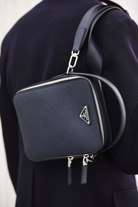 Les plus beaux sacs homme du printemps-été 2019 4 Luxury Bag Men, Mens Designer Bag, Mens Crossbody Bag, Prada Spring, Bag Prada, Man Purse, Mens Luxury Fashion, Black Luxury, Handbag Outlet