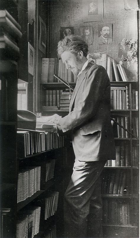 Ezra Pound Ezra Pound, People Reading, Shakespeare And Company, James Joyce, Writers And Poets, American Literature, Writers Write, Book Writer, Reading A Book