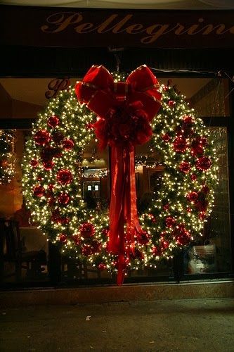 The Best DIY and Decor Place For You: Christmas Wreath This is beautiful because there are so many lights. Holiday Lights Display, Noel Christmas, Merry Little Christmas, Christmas Love, Christmas Aesthetic, Holiday Lights, Christmas Deco, Christmas Joy, Christmas Inspiration