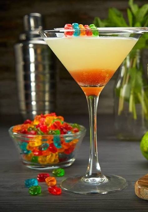 Gummy Bear Martini Gummy Bear Cocktail Recipe, Gummy Bear Martini, Gummy Bear Drink, Fruity Rum Drinks, Chocolate Gummy Bears, Drinks Alcohol Recipes Party, 29 Birthday, Amazing Cocktails, Fun Drinks Alcohol