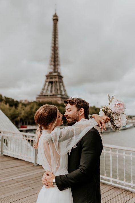 Save The Date Photoshoot, Engagement Paris, Date Photoshoot, Paris Shoot, Prenuptial Photoshoot, Prenup Shoot, Photoshoot In Paris, Photo Place, Elopement Photoshoot