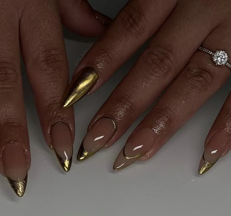 Gold Metallic Nails Design, Gold Nails Almond Shape, Black And Gold Nails Almond, Gold Outline Nails, Gold Chrome Nails Designs, Egyptian Nails, Gold Chrome Nails, Jade Nails, Gold Nail Designs