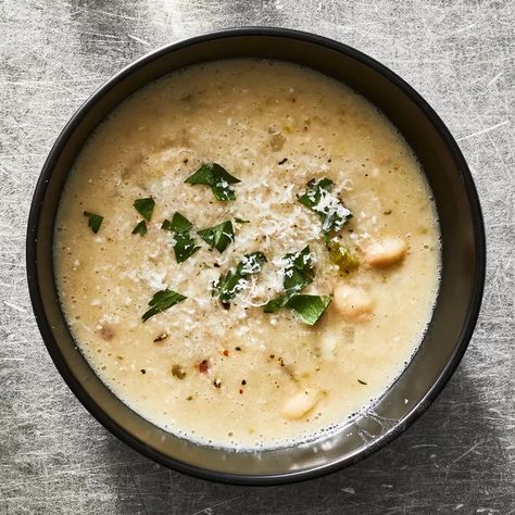 Creamy White Bean Soup Creamy White Bean Soup, Chili Ideas, Baked Brussel Sprouts, White Bean Soup Recipes, White Bean Chili, Vegetarian Soups, Bean Soup Recipe, Soup Beans, Delicious Soups