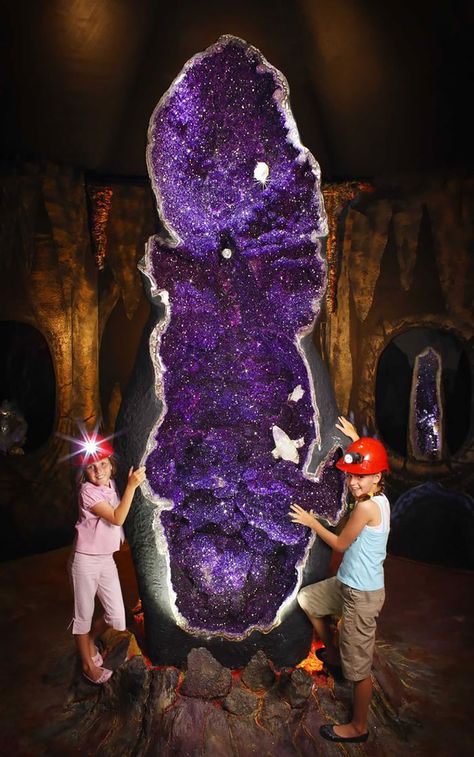 Worlds Biggest Amethyst Geode – The ‘empress Of Uruguay’ Matka Natura, Crystal Cave, Seni 3d, Pretty Rocks, Beautiful Rocks, Amethyst Geode, The Empress, Montevideo, Mineral Stone