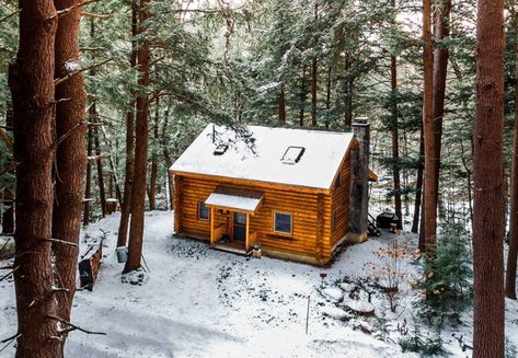 Roaring Branch Cabins in Arlington, Vermont are perfect for a getaway. These cozy river cabins are wonderful for families, couples, and individuals. A Cabin In The Woods, Ecological House, Cozy Cabins, River Cabin, Winter Cabin, Little Cabin, Scrap Wood Projects, A Cabin, Cabin In The Woods