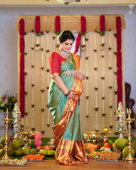 Valagapu Photoshoot, Sreemantham Photoshoot Traditional, Srimantham Stills Photo, Valakappu Decoration, Seemantham Stills, Valaikappu Photoshoot, Seemantham Photo Poses, Baby Shower Looks For Mom Indian, Srimantham Photoshoot