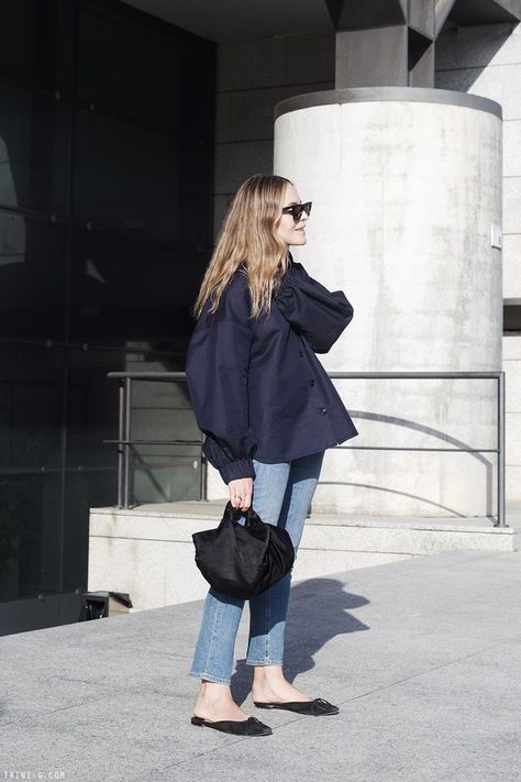 Navy Shirt And Jeans Outfit, Black Bag Outfit Casual, Outfit Navy Hijab, Black Shirt Outfit Women, Navy Shirt Outfit, Mommy Outfits, Parisian Chic Style, Oversize Fashion, Causual Outfits