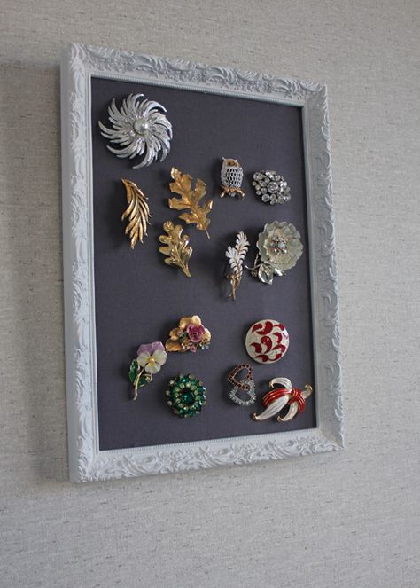 DIY Framed Brooches Display Broach Organization, Brooch Storage Ideas, Brooch Pin Display Ideas, Broach Display Ideas Diy, How To Display Brooches For Sale, Old Brooches Ideas, How To Display Brooches, Displaying Pins Collection, Christmas Pin Display