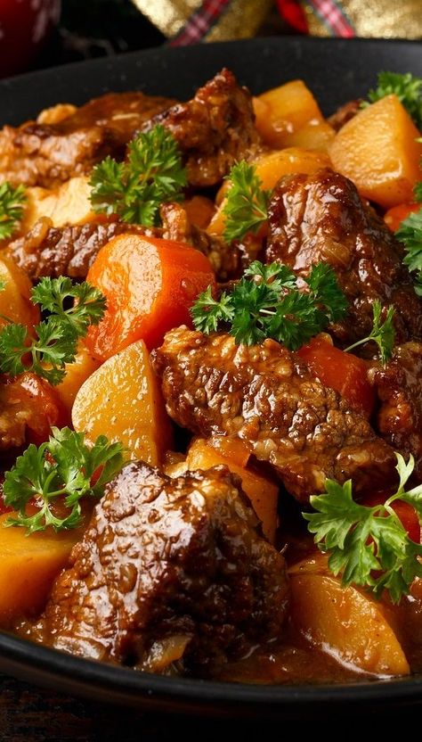 Beef Braising Steak Recipes, Chuck Steak Slow Cooker Recipes, Slow Cooker Braised Beef, Veal Stew Recipes Slow Cooker, Braised Beef Crockpot, Beef Stew Recipes, Braised Beef Stew, Braised Steak, Slow Cooker Recipes Beef Stew