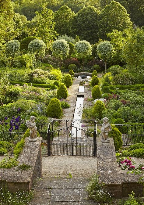 Cotswold Garden, Gloucestershire England, Persian Garden, Elegant Garden, House Gardens, Formal Garden, Walled Garden, Most Beautiful Gardens, Secret Gardens