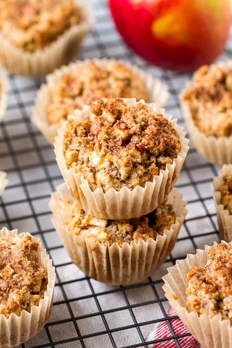 ￼Moist and tender, these Apple Cinnamon Muffins are made with almond flour, oats and naturally sweetened with pure maple syrup! Recipe is vegan, gluten free and so easy to make. Perfect light breakfast or snack. Healthy Apple Cinnamon Muffins, Vegan Apple Muffins, Apple Oat Muffins, Gluten Free Apple Muffins, Apple Cinnamon Muffins Recipe, Apple Muffins Healthy, Apple Muffin Recipes, Almond Flour Muffins, Almond Muffins