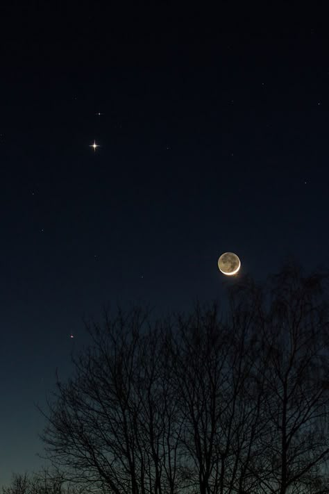 The Moon And Stars, Night Sky Wallpaper, The Moon Is Beautiful, Look At The Moon, Night Moon, Sky Moon, Moon Pictures, Moon Photography, Moon Lovers