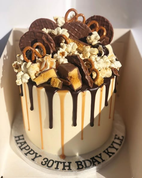 HalsBakes on Instagram: “Salted caramel drip cake from the other day ~ chocolate sponge with a salted caramel sauce filling and salted caramel buttercream🌚…” Salted Caramel Drip Cake, Caramel Fiesta Cake, Salted Caramel Birthday Cake Ideas, Salted Caramel Cake Decoration, Birthday Cake Caramel, Chocolate Caramel Cake Decoration, Chocolate Caramel Birthday Cake, Birthday Cake With Strawberries On Top, Caramel Birthday Cake Ideas