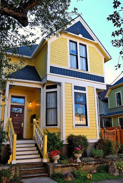 Color & sunburst Nob Hill Victorian Yellow House Exterior, Victorian House Colors, Victorian Homes Exterior, Vibeke Design, Yellow Cottage, Blue Roof, Exterior House Color, Pintura Exterior, Yellow House