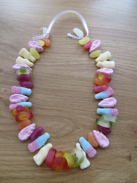 Edible Necklace, Candy Business, Diy Snacks, Baking Fun, Puja Room, Sweet Necklace, Candy Jewelry, Edible Gifts, Necklace Diy