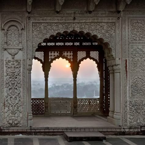 Royal Houses, India Architecture, Royal Indian, Ancient Indian Architecture, Asian Architecture, Indian Architecture, Indian Aesthetic, Islamic Architecture, City Aesthetic