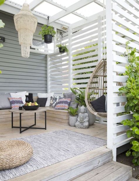 In this Auckland, New Zealand, beach home, a gracious porch has just enough space for an outdoor living room. | Photographer: Larnie Nicolson Shed Inspiration, Weatherboard Exterior, Design Per Patio, Furniture Free, Backyard Pergola, Outdoor Living Room, Pergola Plans, Pergola Patio, Free Plans