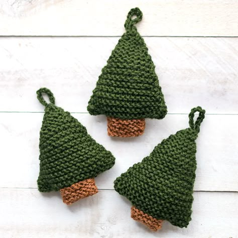 Knit Christmas Projects, Easy Knitting Projects Christmas, Simple Knitted Christmas Decorations, Gina Michele Knitting Patterns, Knitting Christmas Tree, Knitted Christmas Trees Pattern, Quick Christmas Knits, Knitted Christmas Tree Ornaments Free Pattern, Knit Christmas Tree Garland