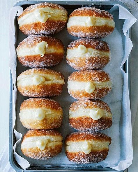 Vanilla Cream Filled Doughnuts Overnight Brioche, Brioche Dough, Kue Macaroon, Homemade Donuts Recipe, Pembuat Roti, Homemade Doughnuts, Donut Recipe, Homemade Donuts, Doughnut Recipe