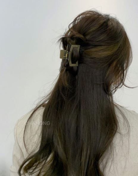 Updo korean hairstyle claw clip half up half down messy natural Half Up Half Down Messy, Hairstyle Claw Clip, Hair Clip Hairstyles, Half Updo Hairstyles, Clip Hairstyles, Hair Stylies, Work Hairstyles, Half Up Hair, Everyday Hairstyles