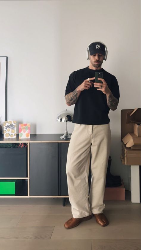 Brown Shoe Outfit Men, Brown Shoes Outfit Men, New York Mens Fashion, Minimalist Outfit Men, Black T Shirt Outfit, Beige Jeans Outfit, Brown Shoes Outfit, Daniel Simmons, Beige Pants Men