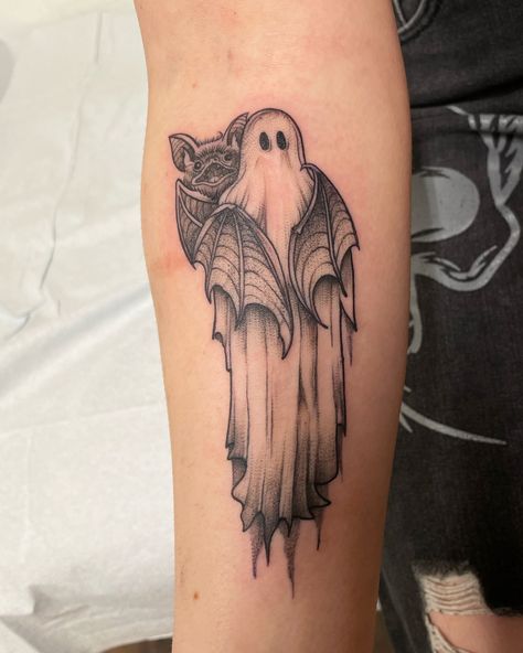 Boo 👻 🦇 
liz._.nicholls sat like a champ for her first tattoo 💕✨ Ghost Bee Tattoo, Cute Ghost Tattoo, Illustrative Tattoos, Mama Tried, Ghost Tattoo, Fantasy Tattoos, Halloween Tattoo, Bee Tattoo, Halloween Tattoos