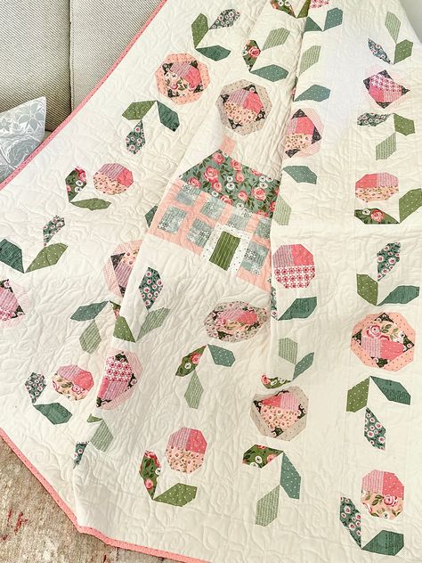 Bowling Green Lane PDF Pattern - Payhip Spring Quilt Patterns Free, Quilt Patterns Vintage, Fruit Quilt Blocks, Pink And Green Quilts Ideas, Pretty Quilt Patterns, Cottagecore Quilt, Flower Quilt Blocks, Shabby Chic Quilt Patterns, Rose Quilt Pattern