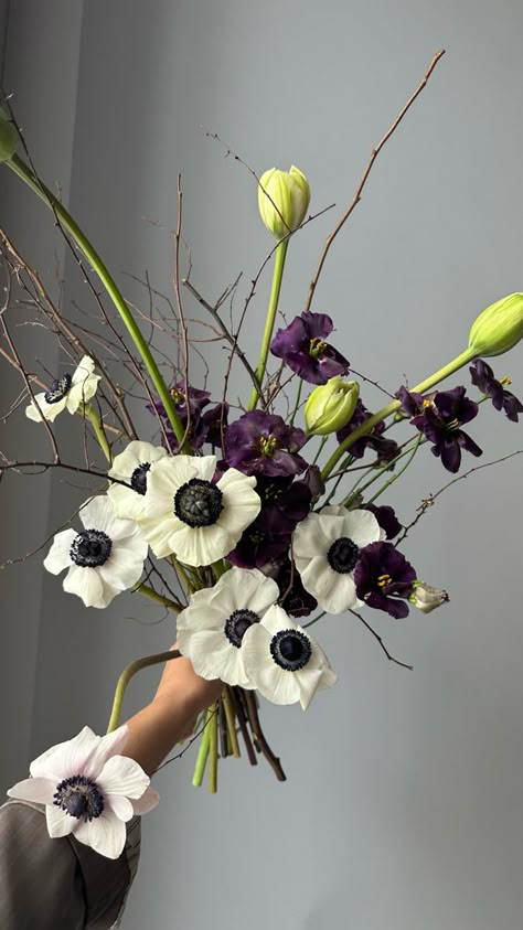 Hellebores Bouquet, Moody Floral Arrangements, Winter Flower Bouquet, Dark Bouquet, Vertical Garden Plants, Winter Wedding Bouquet, Ikebana Flower Arrangement, Nothing But Flowers, Bouquet Arrangements