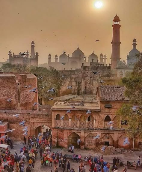 Walled City Lahore, Pakistani Architecture, Badshahi Masjid, Lahore Fort, Dil Dil Pakistan, Pakistan Aesthetic, Pakistani Aesthetic, Pakistan Culture, Punjabi Culture