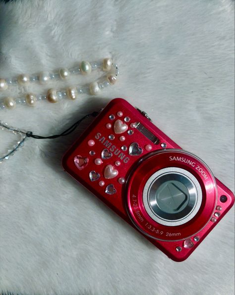 #decor #digicam #inspo #y2k #pink #diamonds #pearls #SamsungST95 #aesthetic #2000’s Red Digital Camera Aesthetic, Pink Digital Camera Aesthetic, Digital Camera Decor, Digicam Decoration, Red Camera Aesthetic, 2000s Decor, Digicam Aesthetic, Pink Digital Camera, Digi Camera