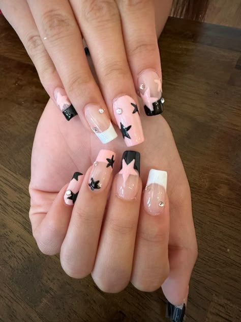 Pink Black Star Nails, Pink Star Nails Acrylic Y2k, Pink Nails With Black Stars, Pink Star Nails Acrylic, Pink And Black Star Nails, Pink Stars Nails, Black Star Nails, Pink Star Nails, Lily Nails